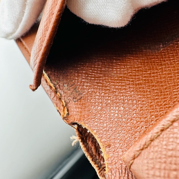 Louis Vuitton bi fold Wallet - Picture 7 of 9